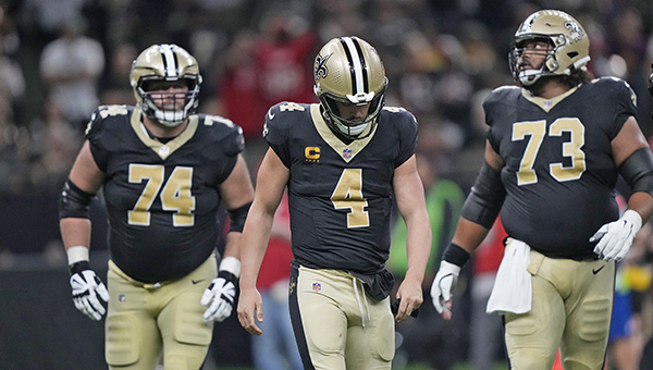 Derek Carr plays through a shoulder injury, but struggles continue for the  Saints' offense